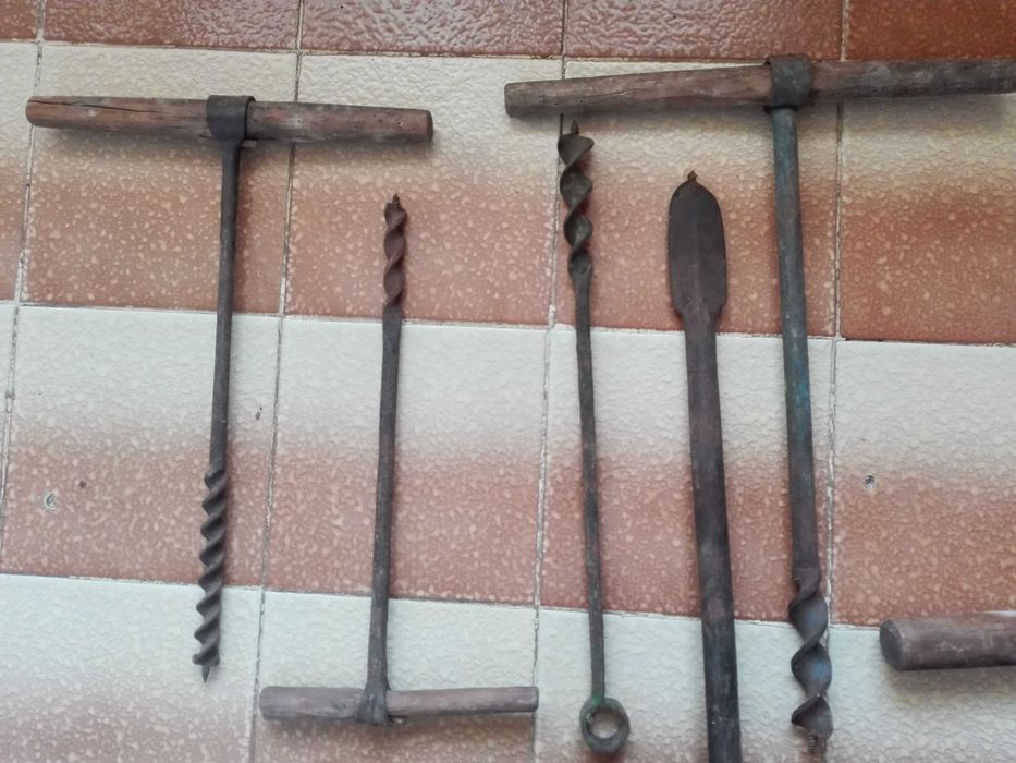 За вашата механа - съдове,свещник,свредла,ножици,чепкало за вълна.