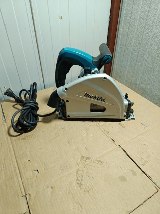 Fierăstrău circular cu plonjare Makita