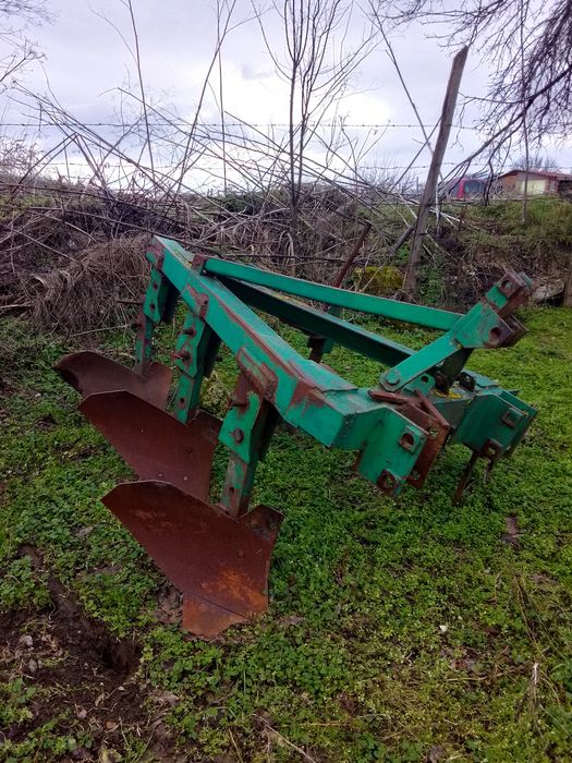 Плуг троен за оран