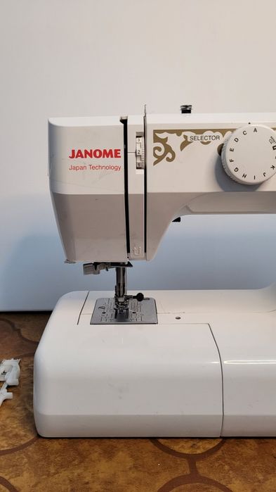 Продам швейную машинку Janome