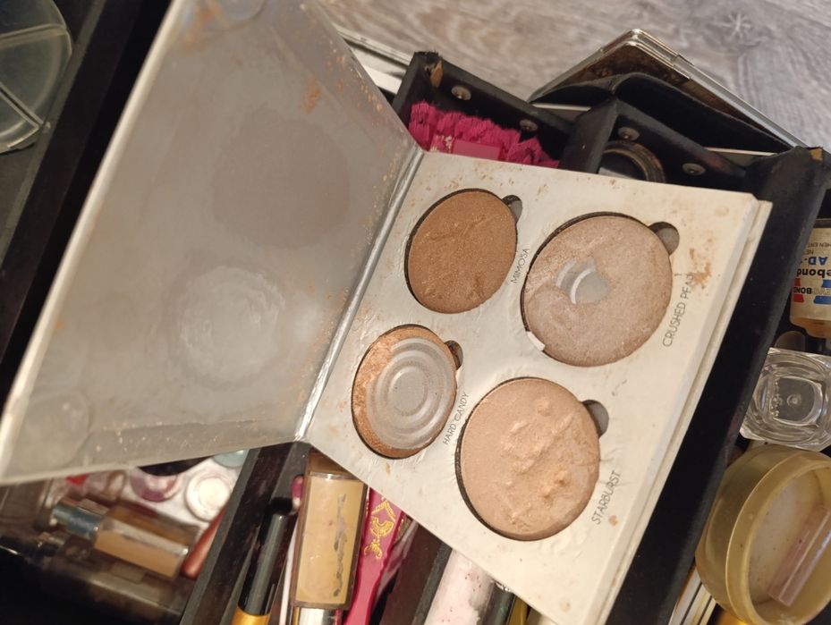 Чемодан с косметикой для визажиста