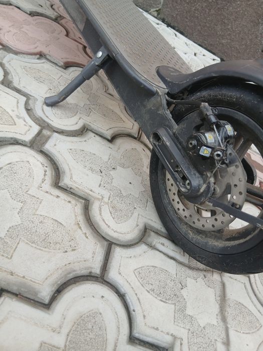 Vând trotineta Xiaomi Mi Essential