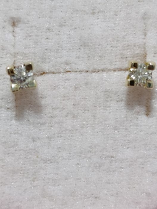 Серьги пусеты с якутскими бриллиантами.