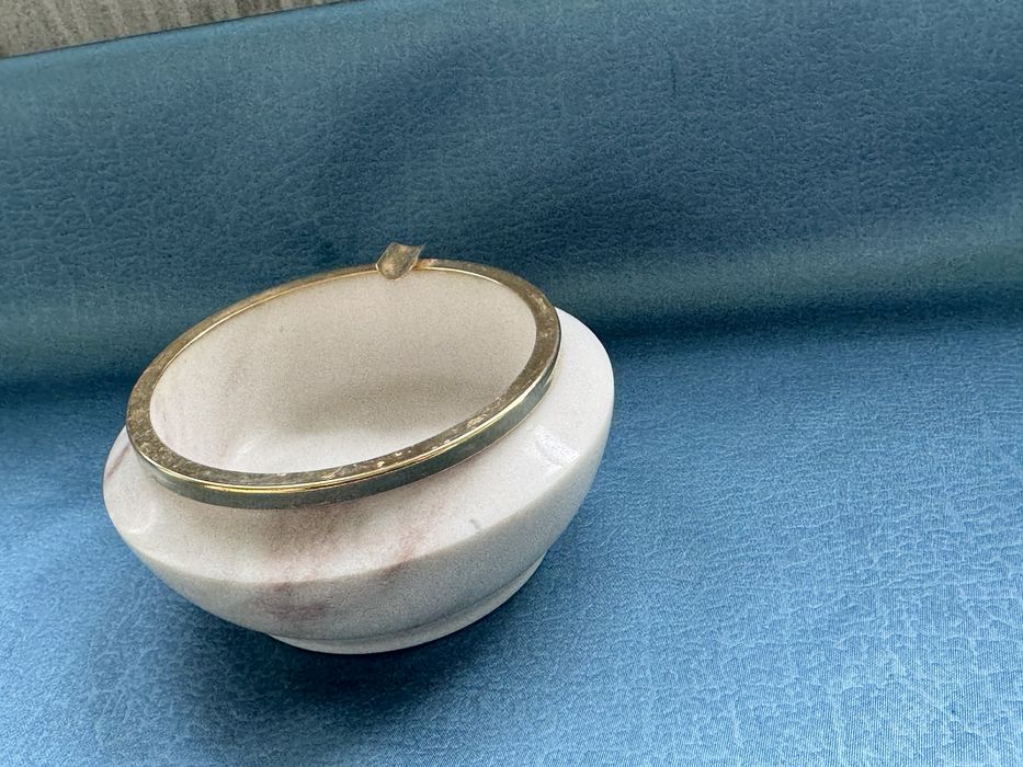 Мраморен пепелник , масивен , с месингов обков