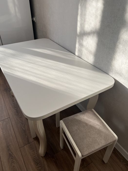 Продам большой стол с табуретками