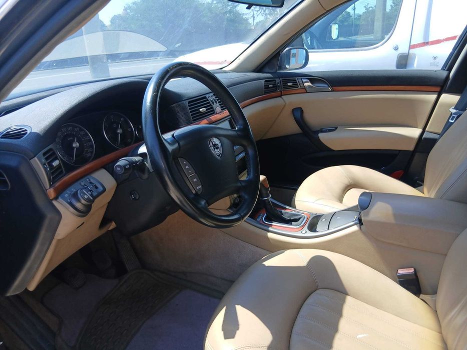Vand Lancia Teshis,an 2001 .Interiorul e păstrat foarte bine. Încă miroase a nou . E o mașină de colecție cu aprox 40000 km