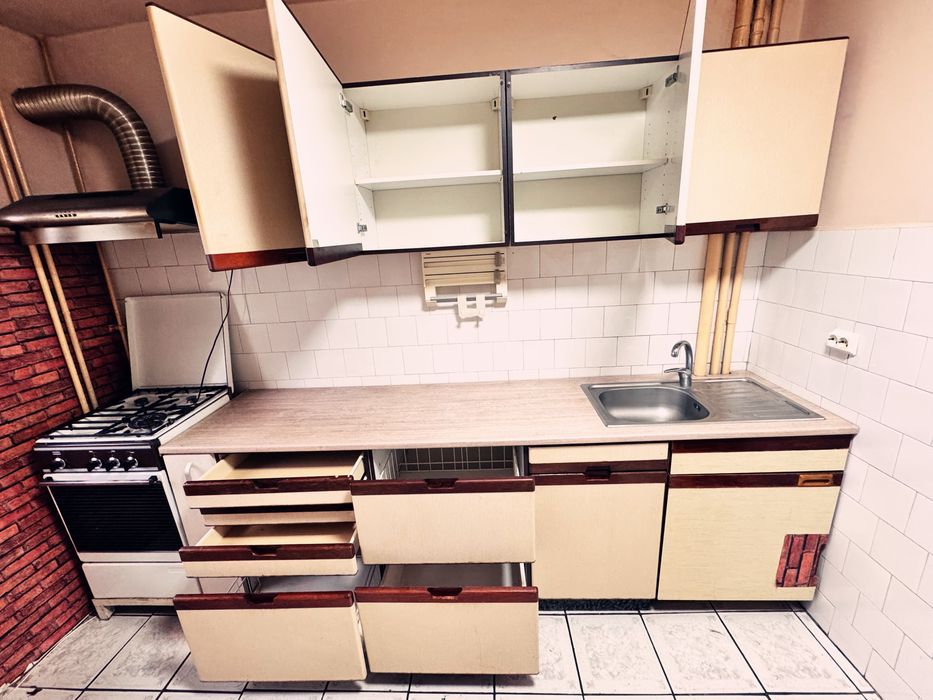 Vând mobilă de bucătărie în stare bună, practică și spațioasă. Lungime totală: 310 cm,  Lungime mobilă: 250 cm , aragaz + hotă (60 cm)