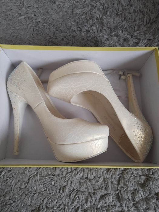 Продаю туфли женские