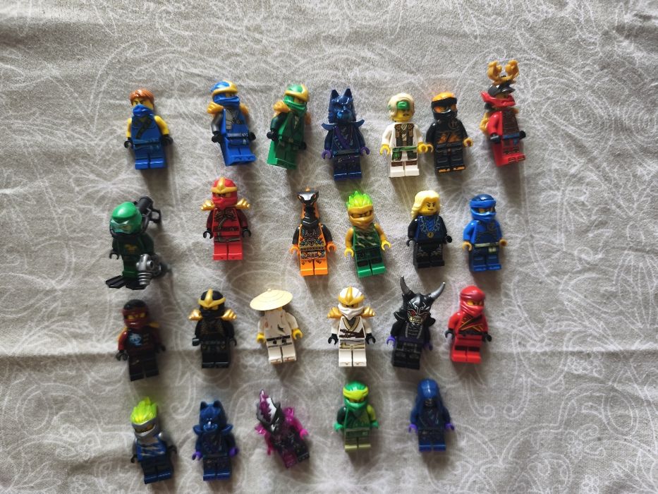 Vând lego Ninjago figurine originale
