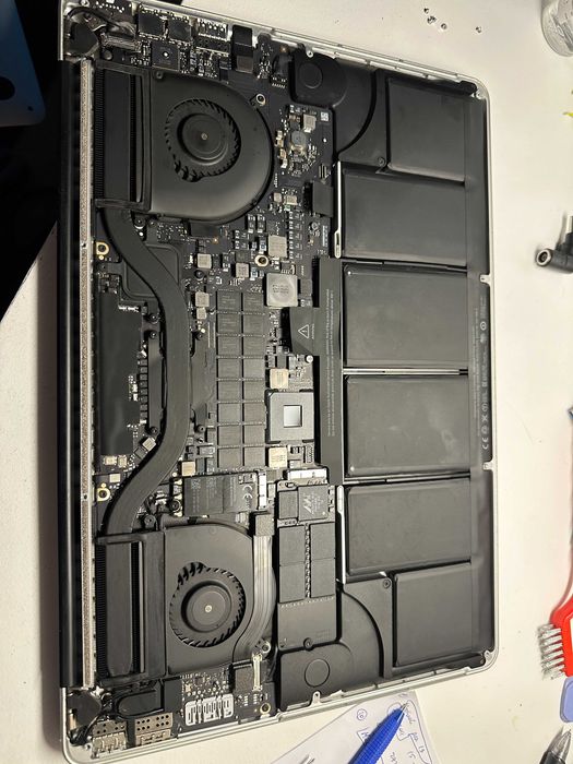 laptop Apple macbook A1398, cu defect la baterie