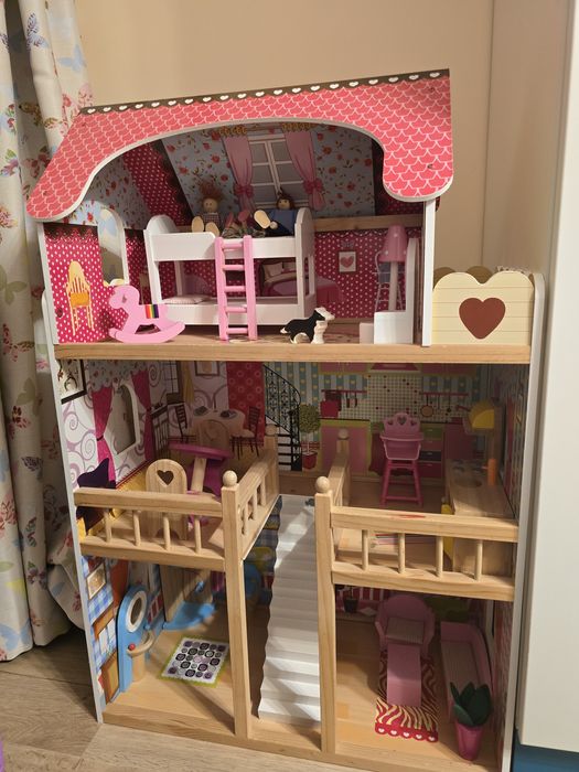 Дървена къща за кукли