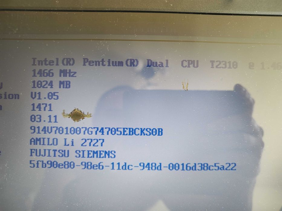 Laptop Fujitsu ecran cu pata pe el