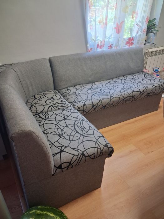Кухненски диван с красива дамска с функция сън и три ракли за багаж