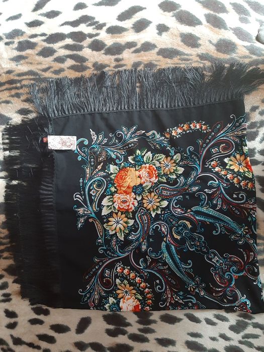 Продам срочно платок ПавлоПассад чистая шерсть