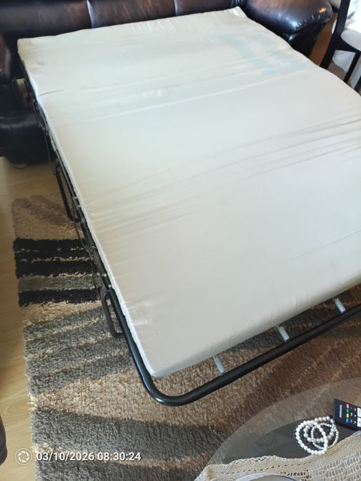 Два кожени дивана с функция спане.
Диваните са запазени, без