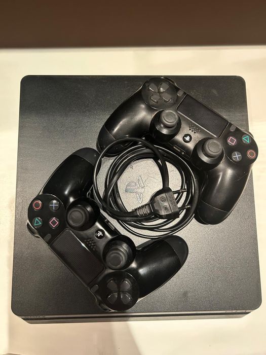 Vand playstation 4 cu 2 controllere + jocuri
