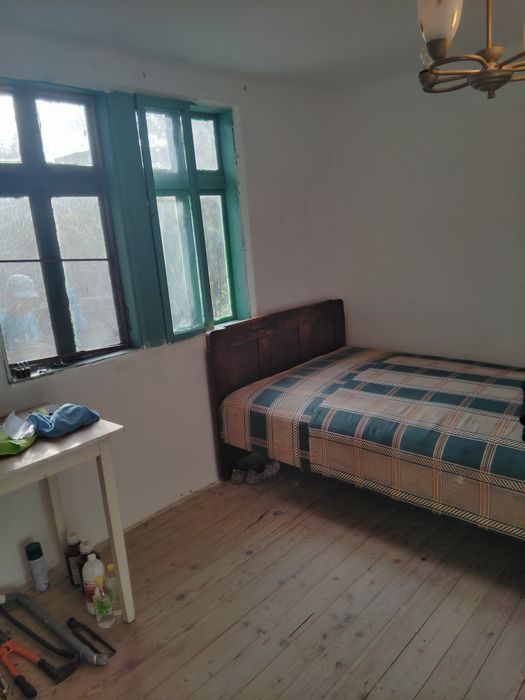 Închiriez casă cu teren (5 camere + baie + bucătărie)