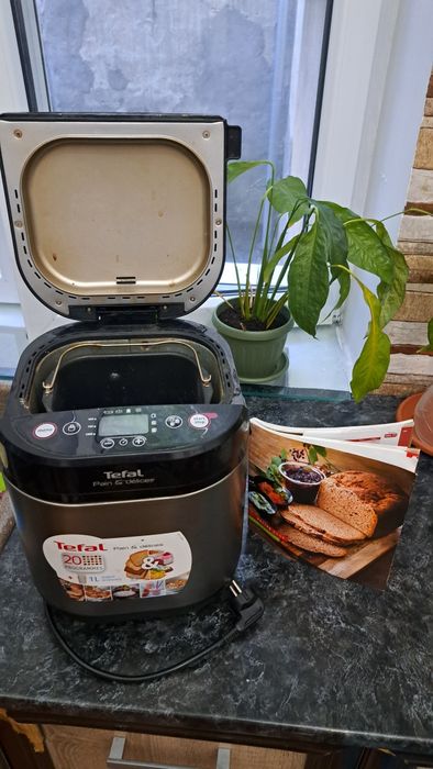 Vand masina de facut paine si delicii de la Tefal!