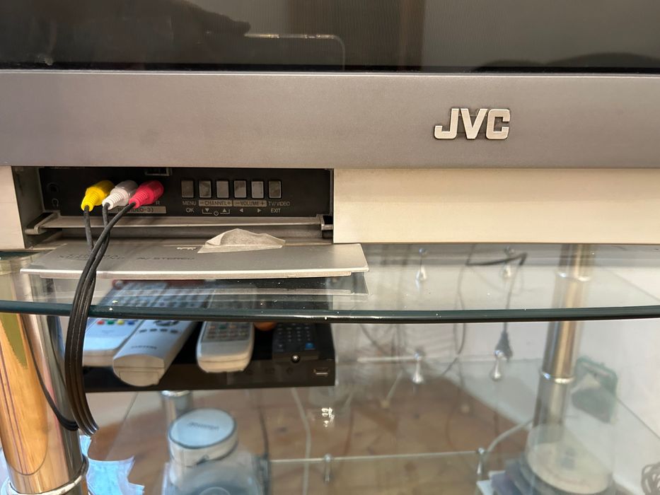 Телевизор JVC  и тумбочка