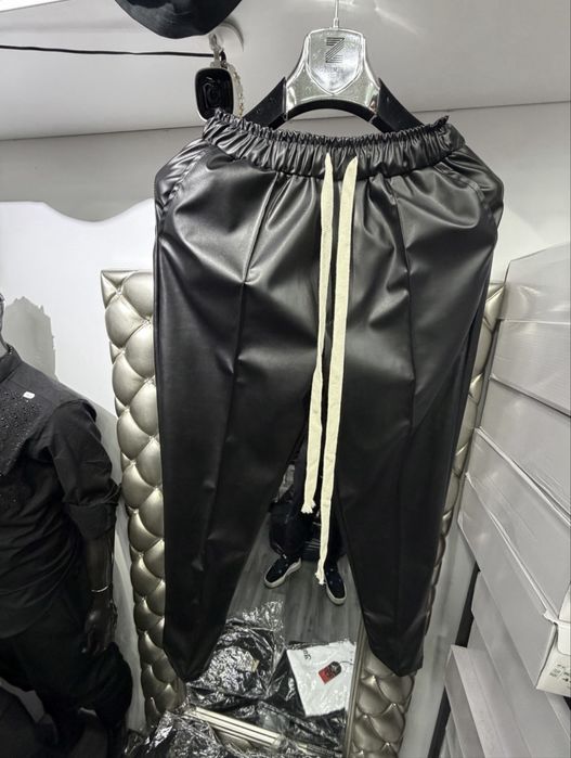 Pantaloni din piele cu siret lung