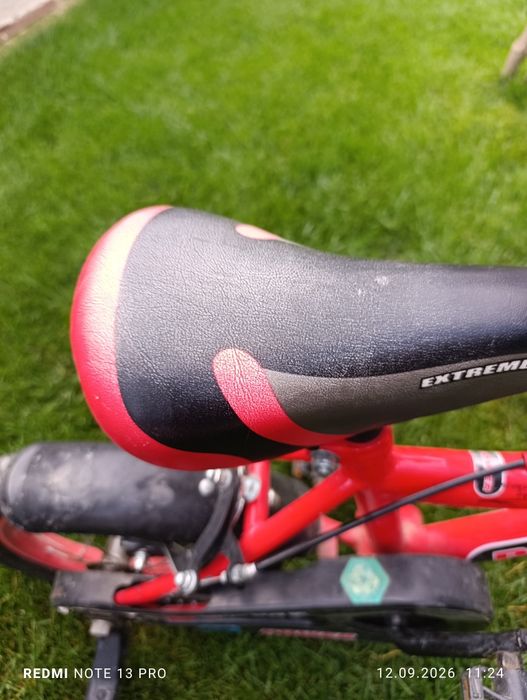 Bicicleta copii roșie cu negru
