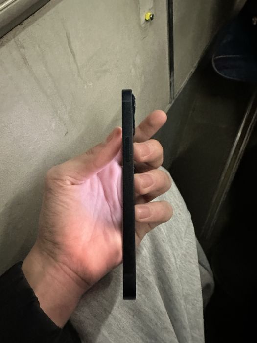 Продам Iphone 13