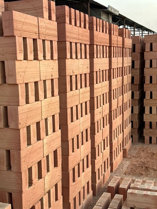 Красный жженый кирпич