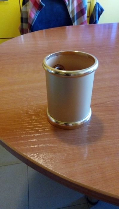 Метален златист моливник с часовник