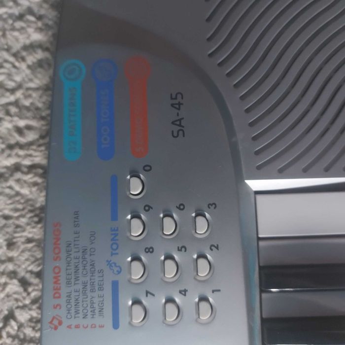 Orga Casio (pian baterii) 100 de tonuri 5 cantece demo pret negociabil