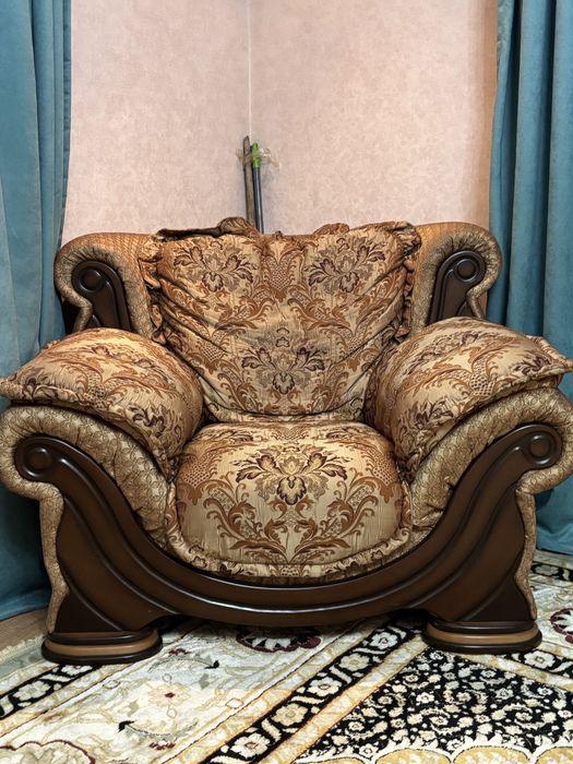 Продам диван с двумя креслами