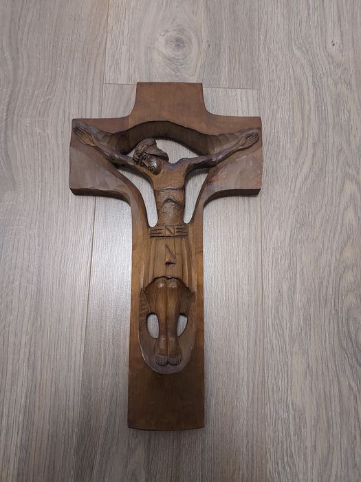 Crucifix din lemn sculptat manual