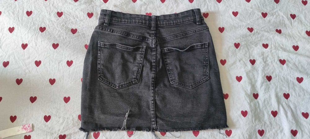 Къса черна дънкова пола Bershka (Размер XS / EUR 34)