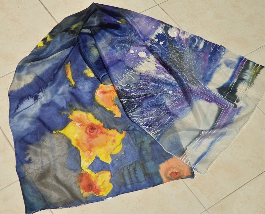 Шал, рисуван върху коприна със специални  бои. дърво на живота. любов