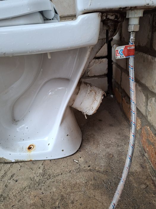 Унитаз целый, в хорошем состоянии