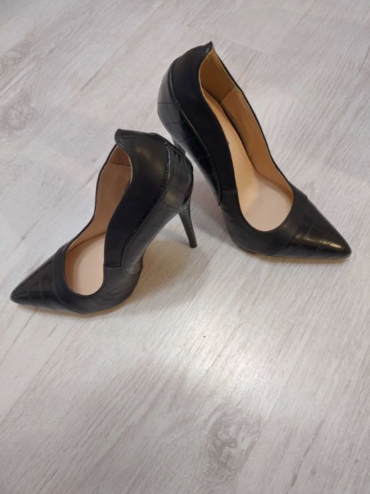 Обувки на висок ток