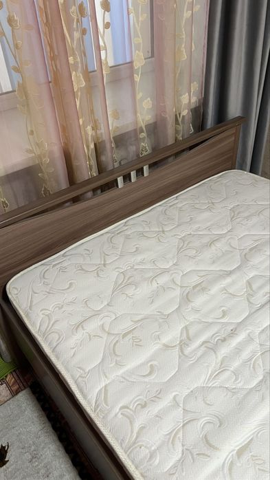 Кровать с матрасам