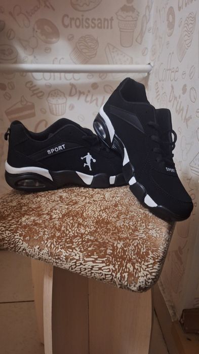 Продаю кроссовки.