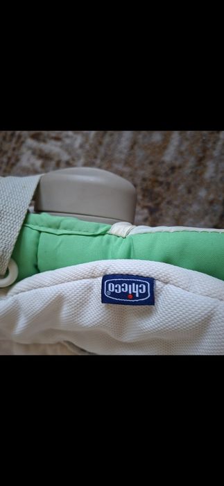 Шезлонг-качеля от бренда Chicco.