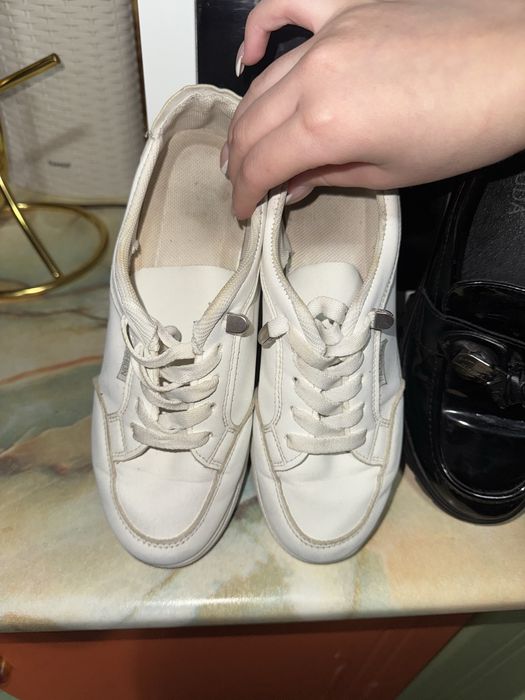 продаю 2обуви лофер и кроссовки