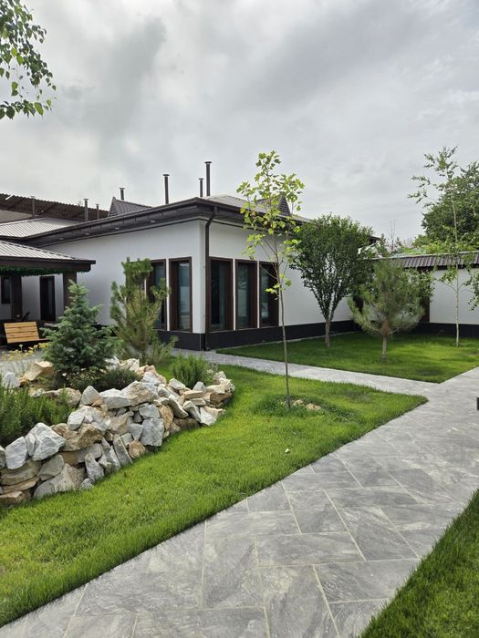 Продается свой новый дом-дача с зимним и летним бассейнами