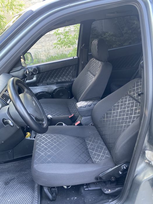 Приора продам 2011