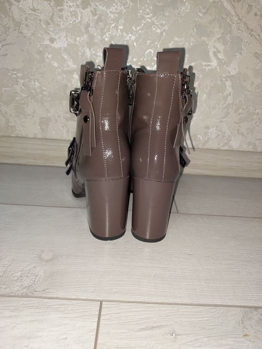 Продам ботильоны женские