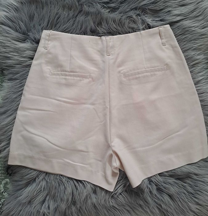 Vand pantaloni scurti MOHITO