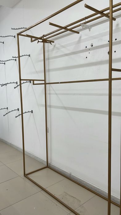 Вешалки, стеллажи.