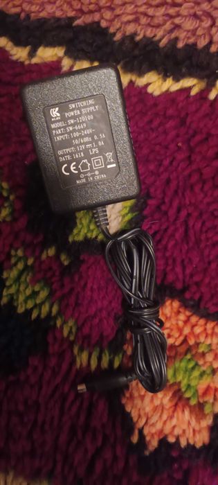 Продавам захранващи адаптери