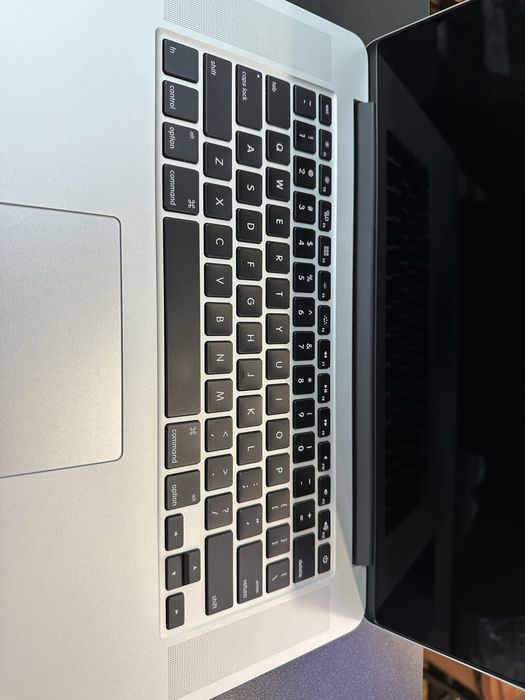 Macbook core l 7 16 512 silver rang narh 450$
