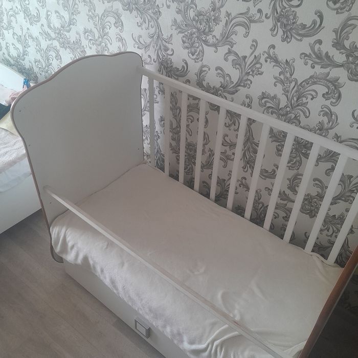 Детская кроватка с маятником