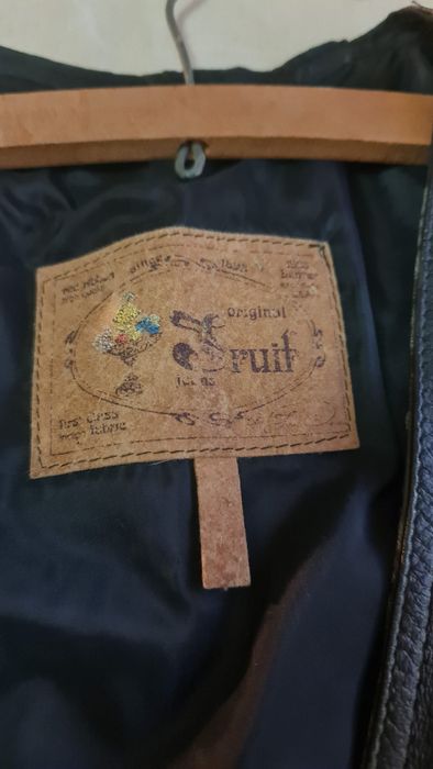 Sacou .Vesta din piele.Costum din doua piese.Pret 100 lei/bucata