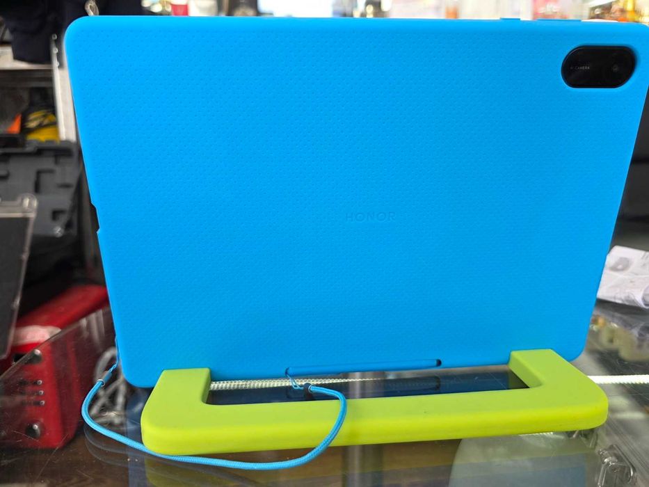 Детски таблет HONOR с удароустойчив калъф и стойка – Отлично състояние