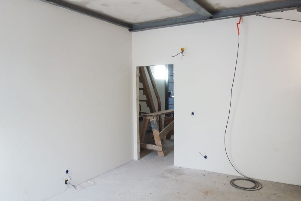 поклейка обоев .